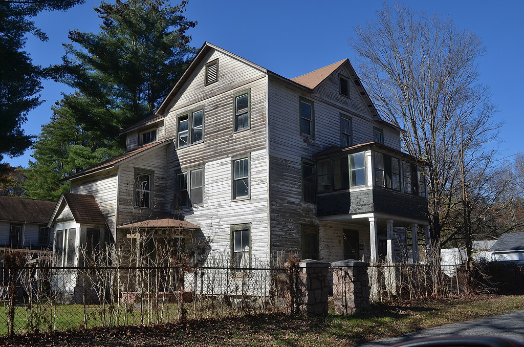 Spring Glen 2 The empty main house of a bungalow colony in… Flickr