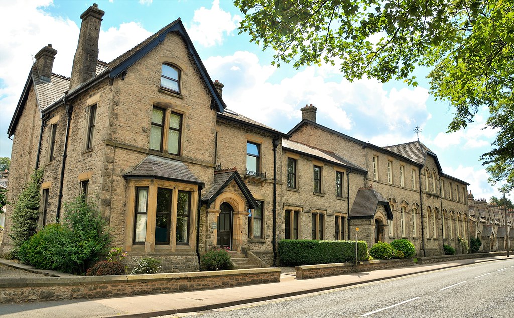 30102 Houses on Aynam Road, in Kendal, Cumbria. Kendal is … Flickr