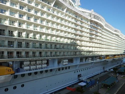 Oasis of the Seas shipoutside L’Oasis of the Seas est un … Flickr