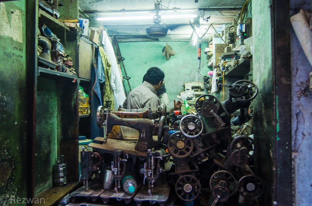Sewing machine repair shop A Sewing machine repair shop at… Flickr