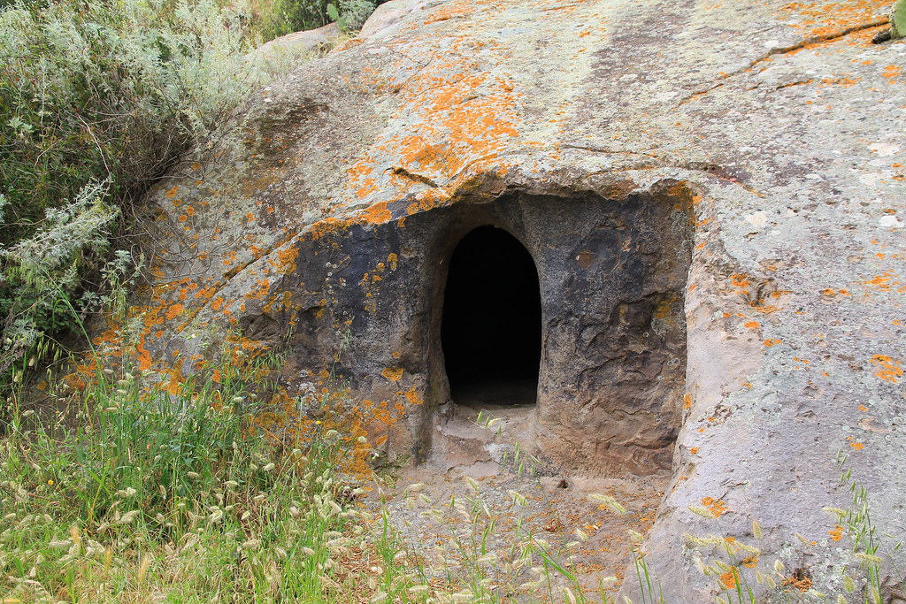 Necropoli di Domus de Janas Sas Concas, Oniferi falco2014 Flickr