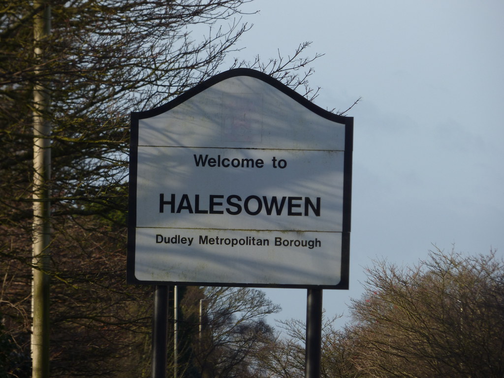 Hagley Road West, Halesowen sign to Halesowen Dudley