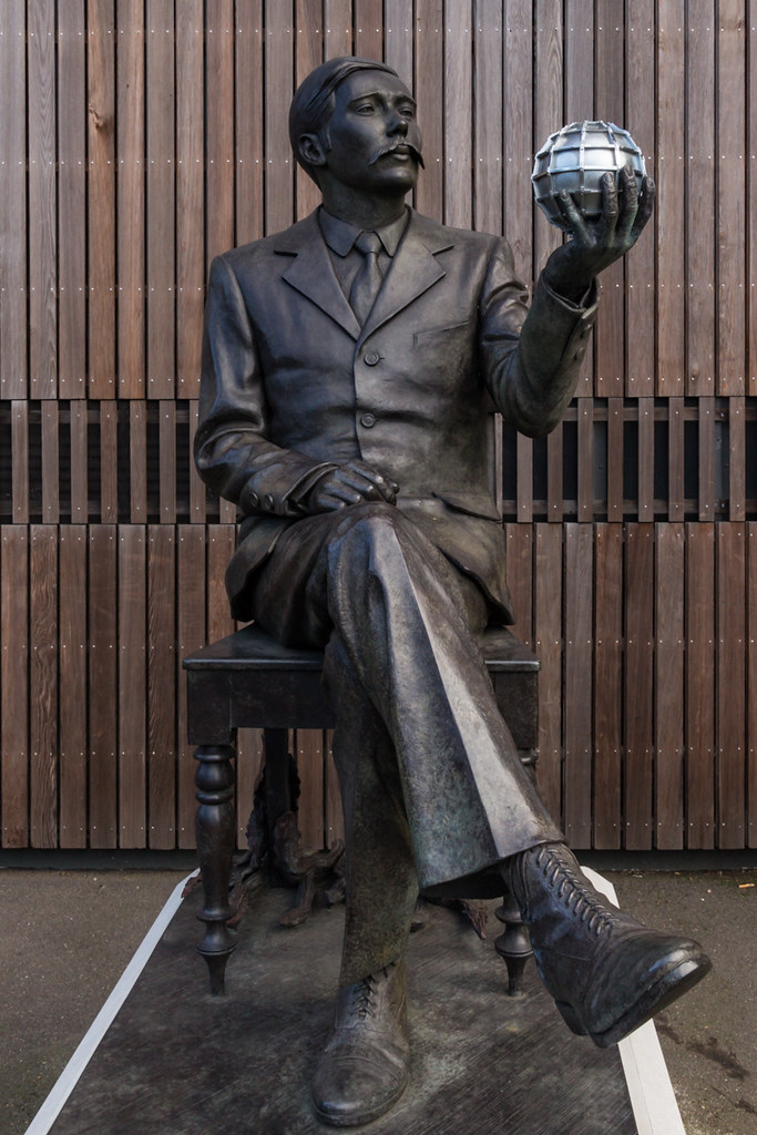 H G Wells Statue, Woking_1 Statue of H G Wells outside The… Flickr