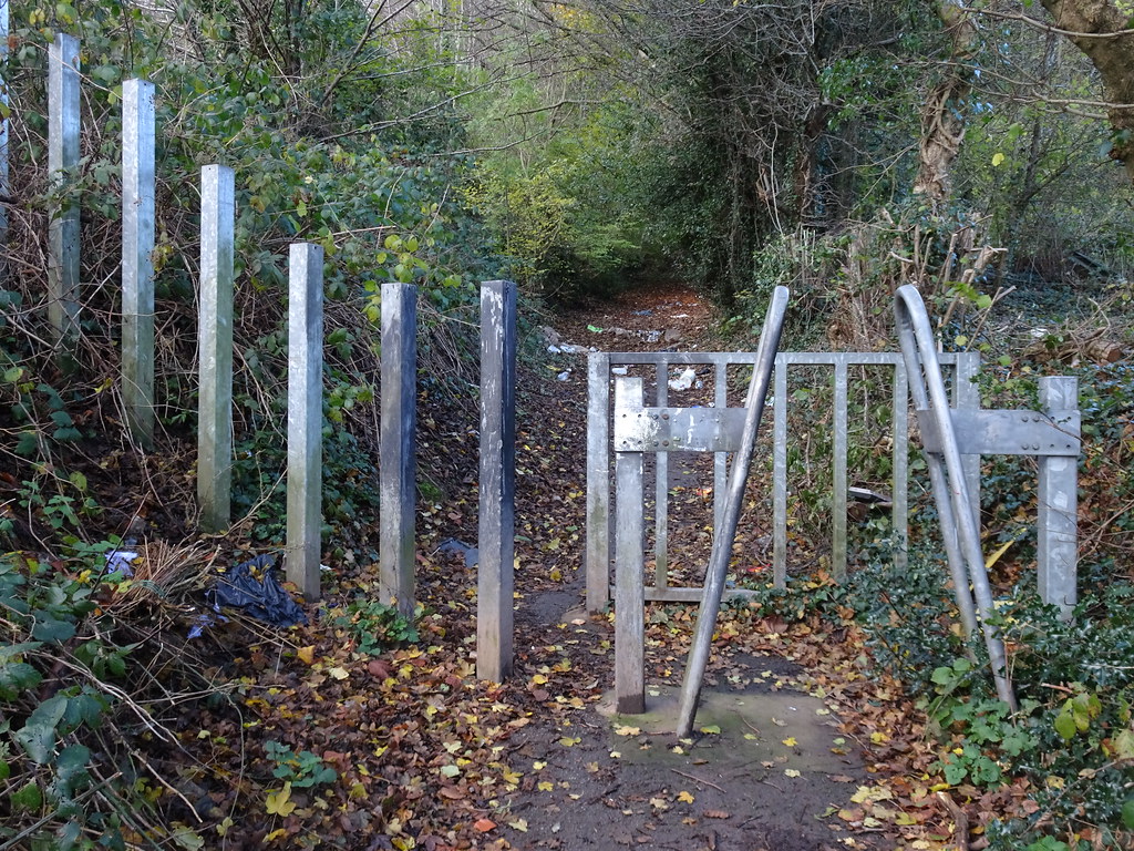 “Fat Barrier”, Pilgrims’ Way, Thornhill Road, Cwmbran 10 N… Flickr