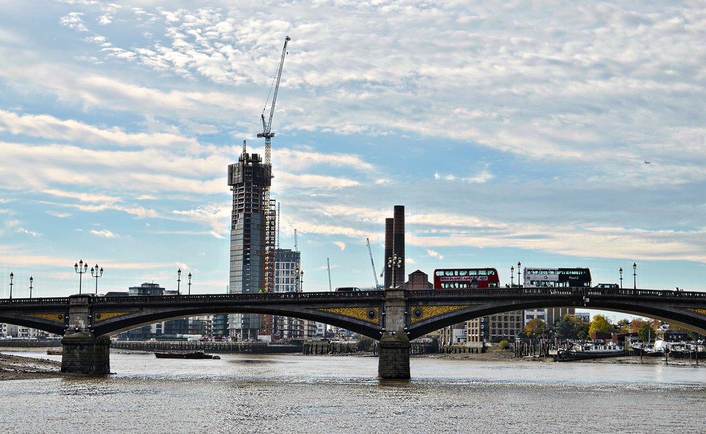 Battersea Bridge The new Chelsea Waterfront development in… Flickr