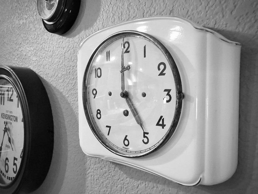 5 O'Clock anytime.... Antique clock that doesn't run any… Flickr