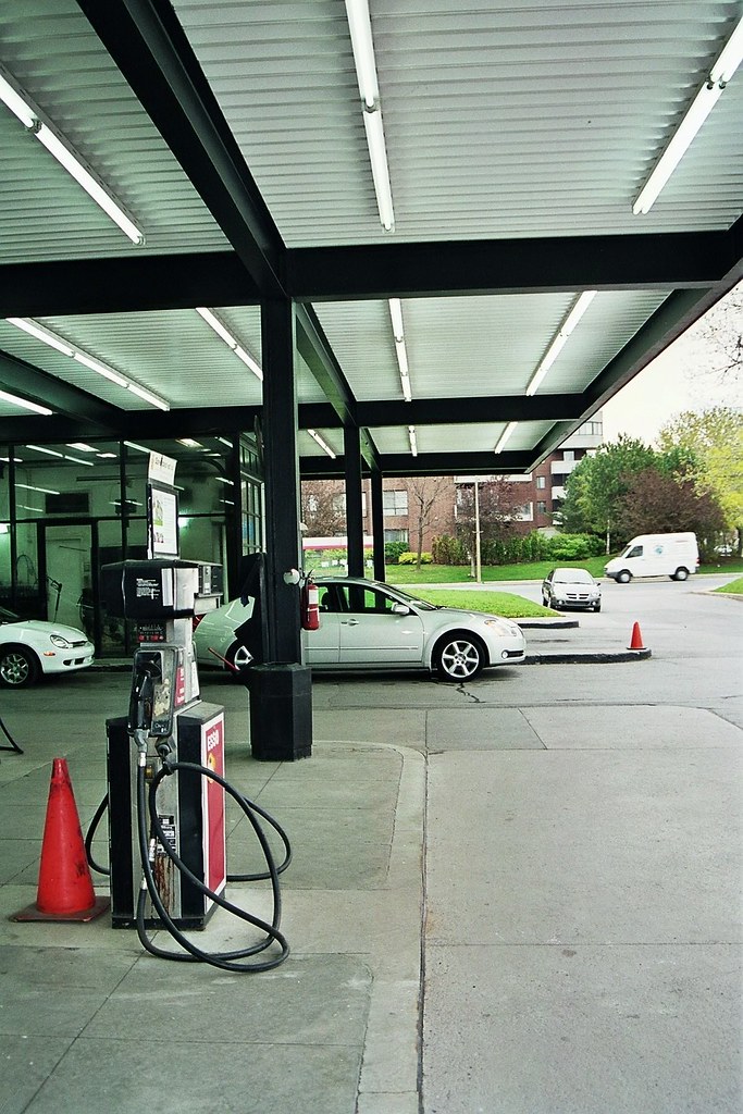 070005 Esso gas station, Boulevard René Lévesque, on Nuns'… Flickr