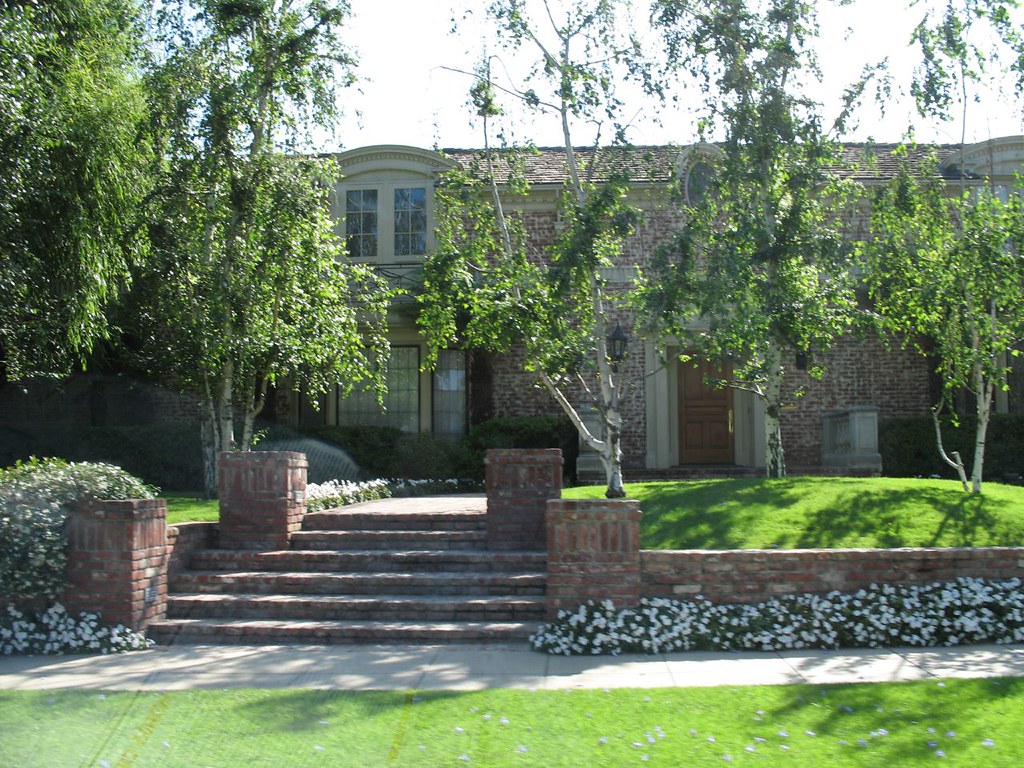 Paul Newman's house (sadly lacking a gate) Andrew Barron Flickr