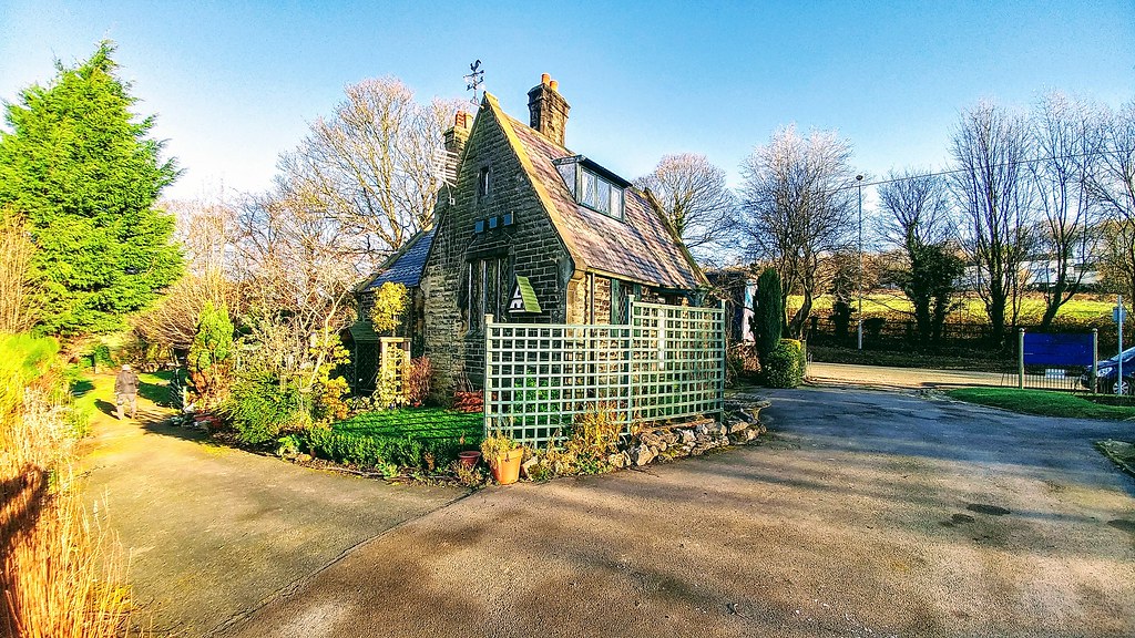 Cemetery Farnley The cemetery on Tong Road in Farnley open… Flickr