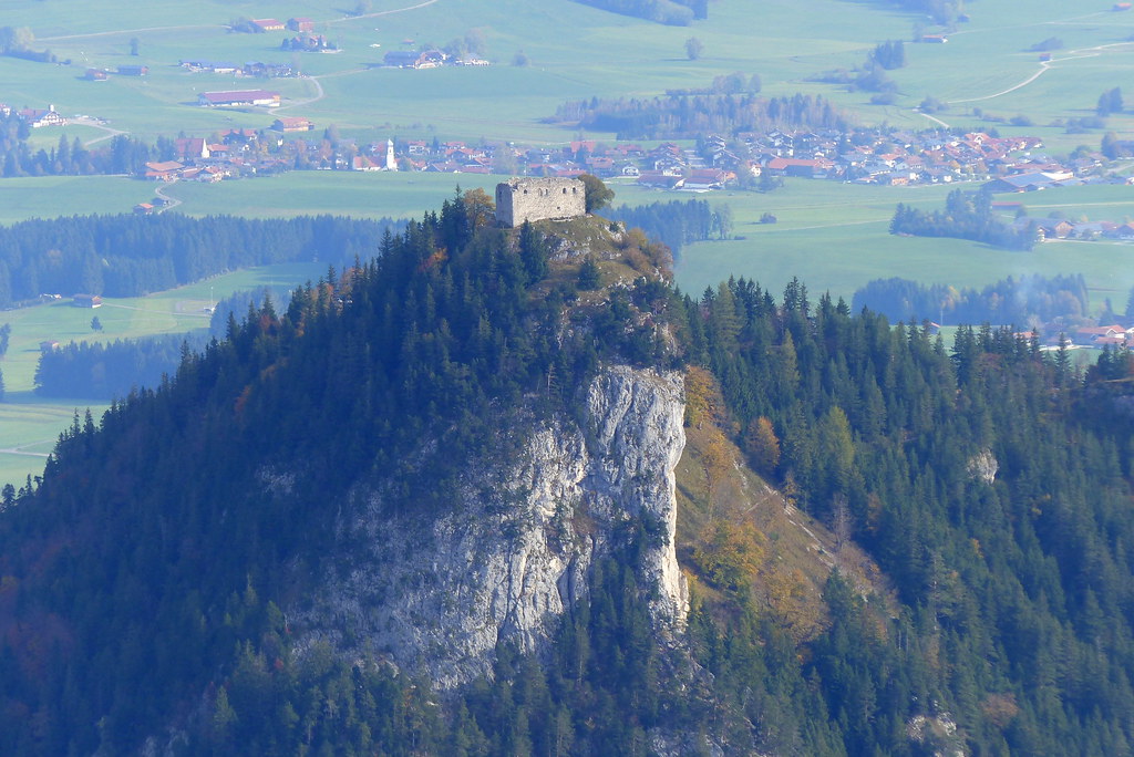 Burgruine Falkenstein Die Burg Falkenstein ist eine hochmi… Flickr