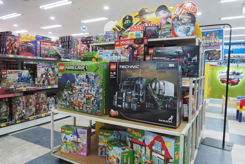 P1240181 South Korea's Largest LEGO warehouse Toy Focus