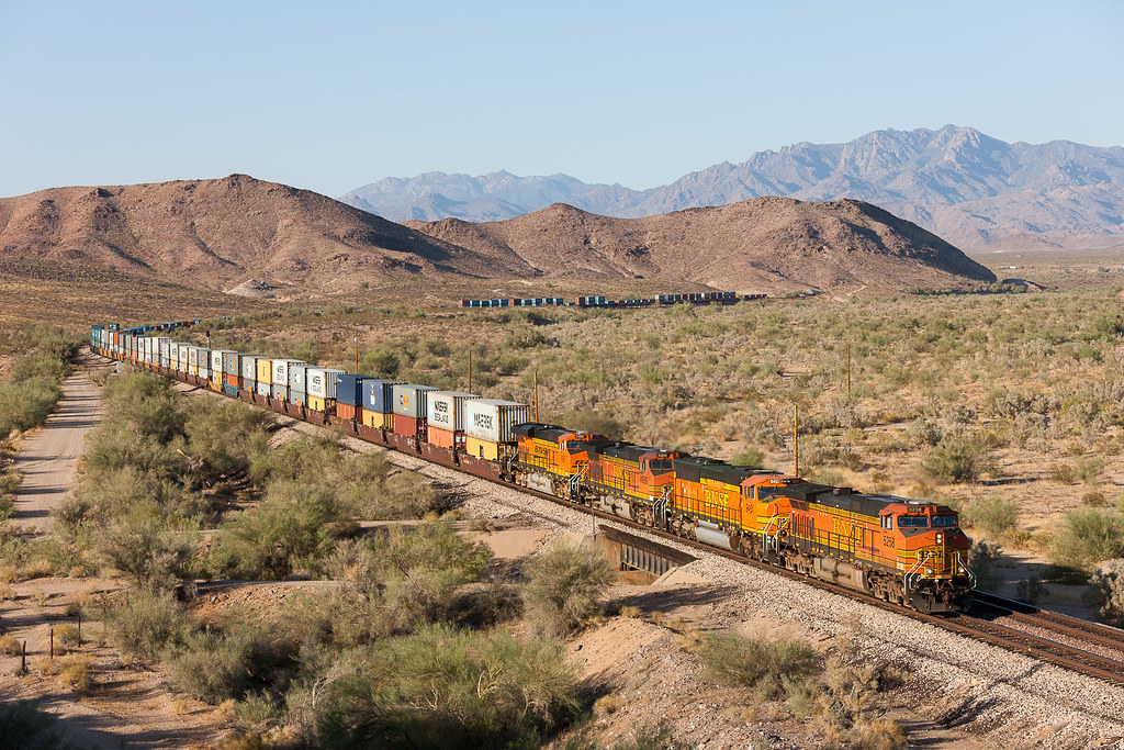 BNSF 5258 West at Haviland, AZ It is a toasty 114 F as BNS… Flickr