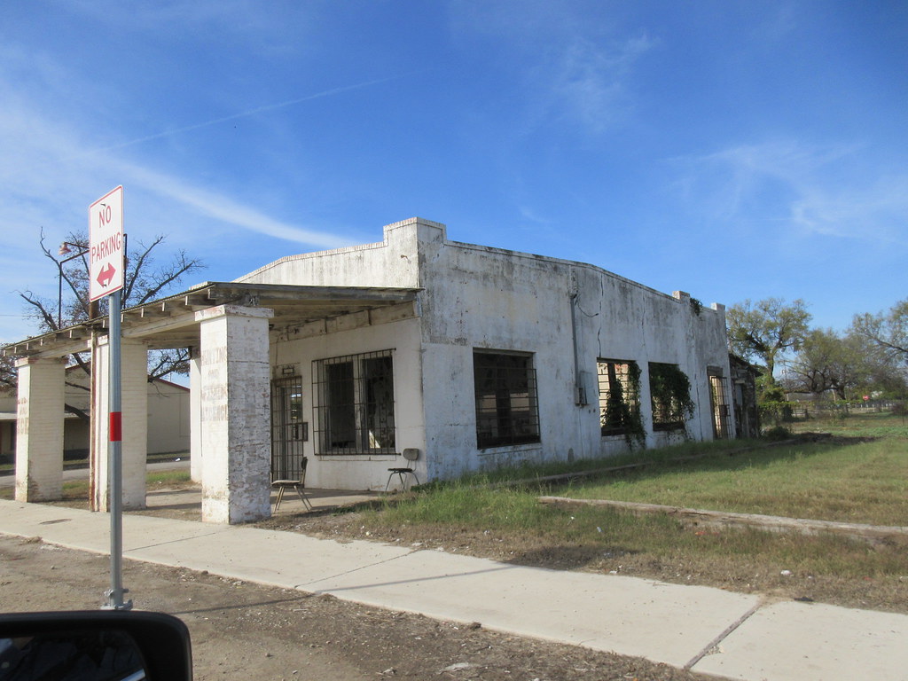 Abandoned store building, U.S. 57, La Pryor, Texas Flickr