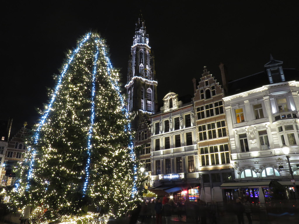 De Feestelijk Kerstboom Op De Grote Markt Van Antwerpen Met De Prachtig Verlichte Kathedraal Van Antwerpen - A Photo On Flickriver