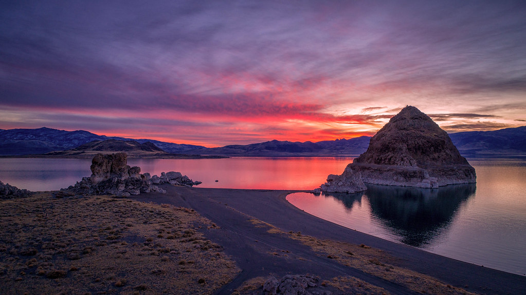 The Pyramid Of Pyramid Lake Nevada HooDoo Wallpaper