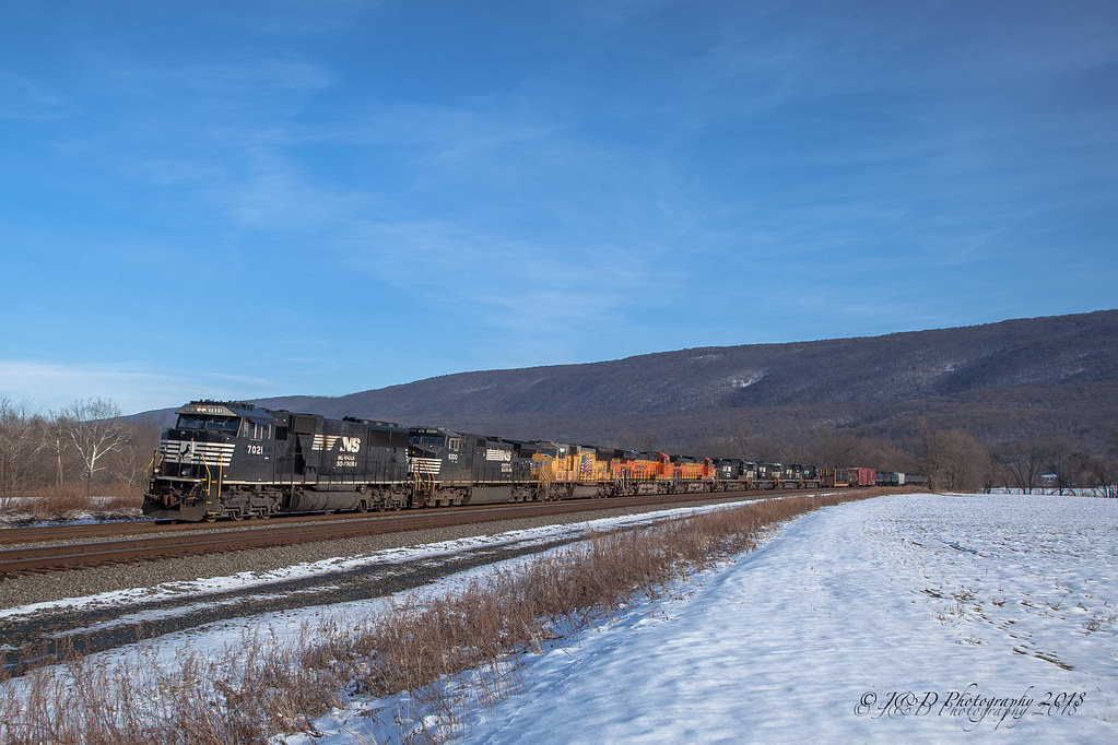 NS 17G Mexico, PA A 9 unit 17G rolls westbound across Ce… Flickr