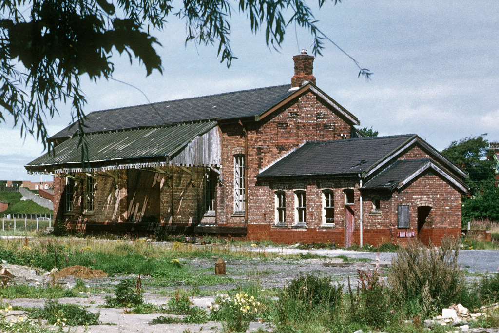 Ansdell and Fairhaven goods shed and yard. 1974 Ansdell an… Flickr
