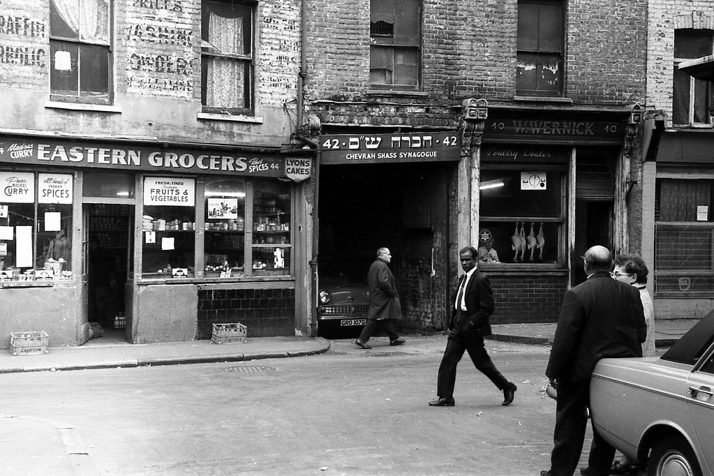 Old Montague Street, Whitechapel 1972. Note the entrance t… Flickr