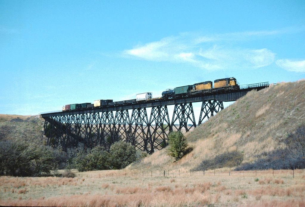 CNW 6843 Crossing the Niobrara River East of Valentine, NE… Flickr