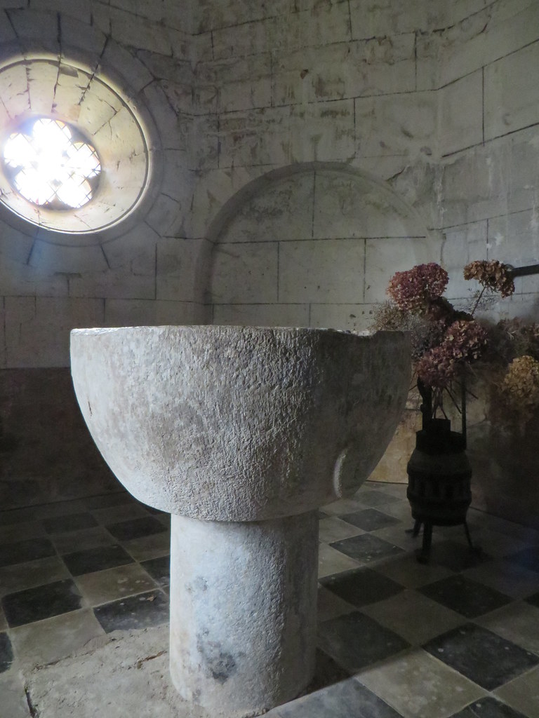 Absidiole (XIIIe) et fonts baptismaux, église romane, St B… Flickr
