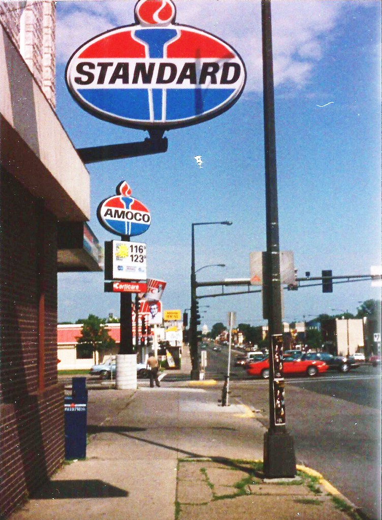 StandardAmoco, 1995 Dual branded service station on Unive… Flickr