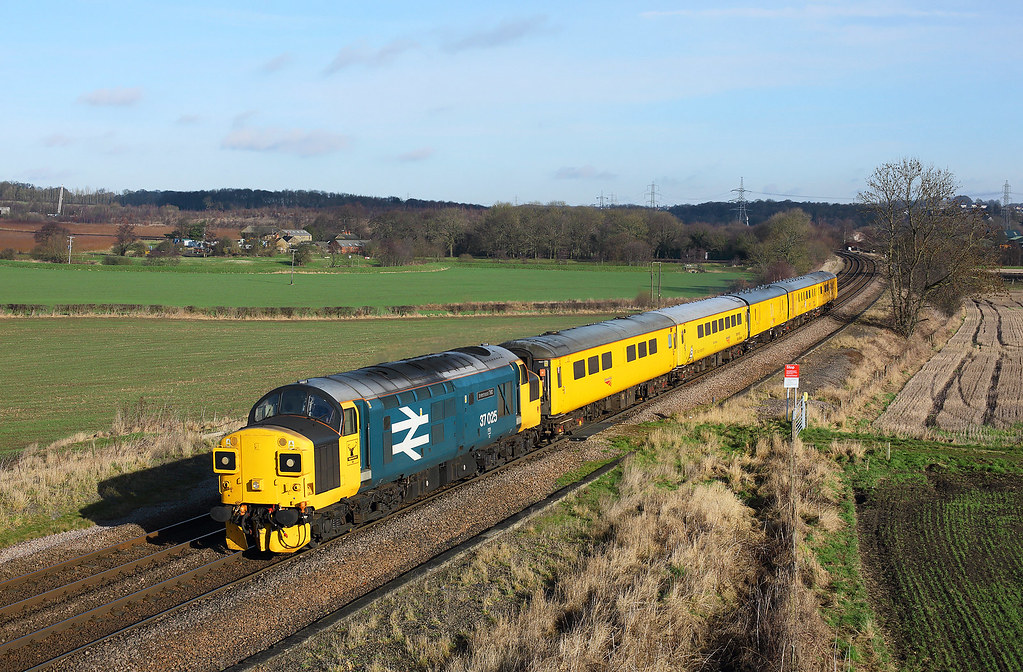 37025 Slitting Mill 4/2/17 37025 passing Slitting Mill on … Flickr