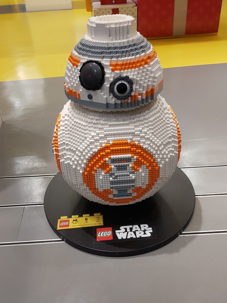 Lego R2D2 Christmas 2017 Seen in Lego shop Frankfurt Flickr