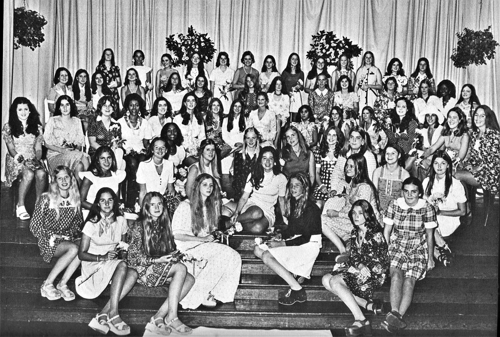 Academy of the Sacred Heart Seniors 1974 in clunky wedge p… Flickr