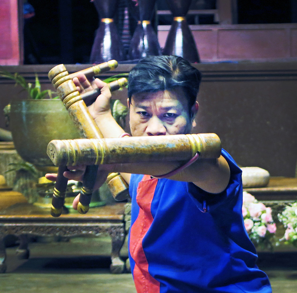 Thai Tonfa fight Alcune fonti cinesi fanno derivare