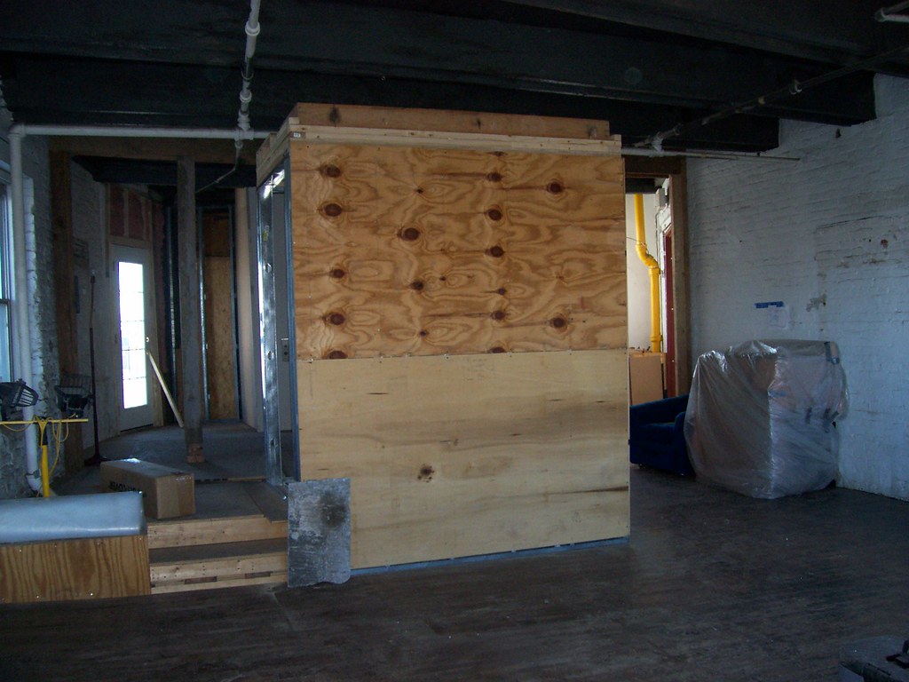 100_0905 Bedroom left, bathroom behind wall, kitchen right… Flickr