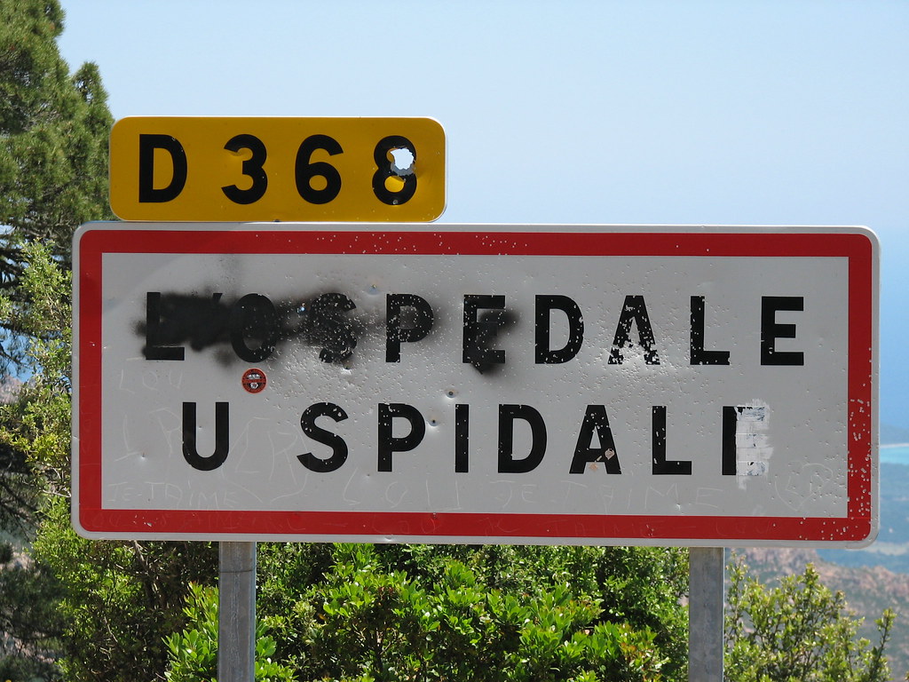 Corsica Zo zien veel plaatsnaamborden eruit... De Franse n… Flickr