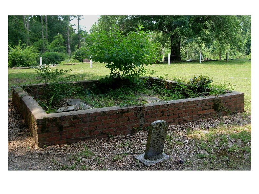 Tisdale Lot at Old Pioneer Cemetery Tisdale lot at the Old… Flickr