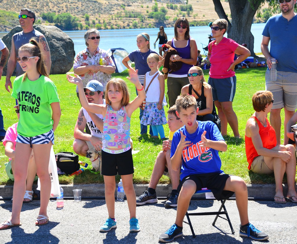 Colorful Crowd Supporters of the Apple Pie Jamboree in Pat… Flickr