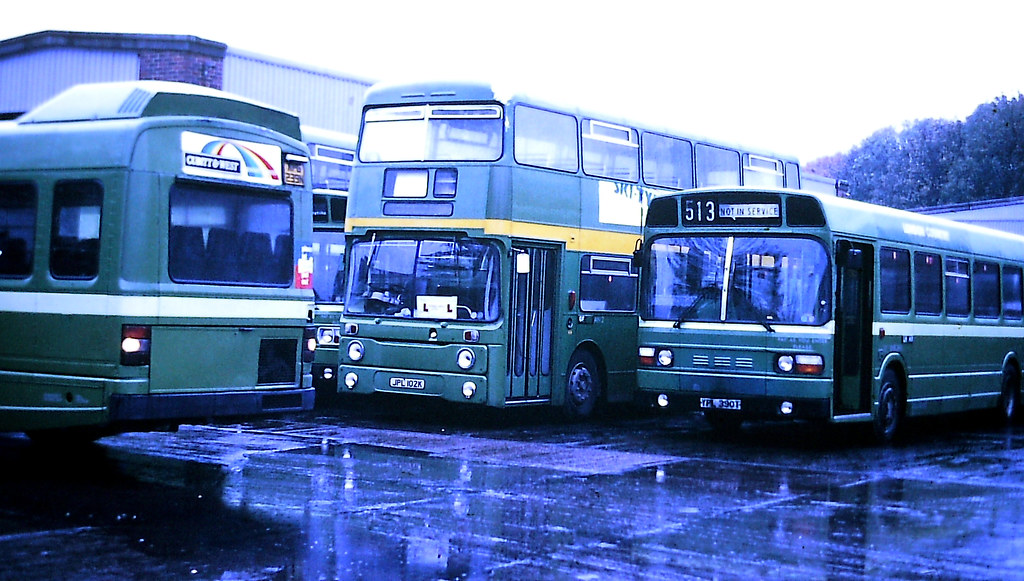 Slide 11383 Leatherhead Bus Garage Monday 27 October 1986… Flickr
