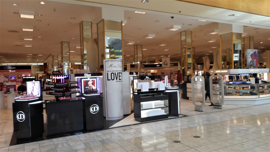 Mall and Cosmetic department entrance to Macy's Southcente… Flickr