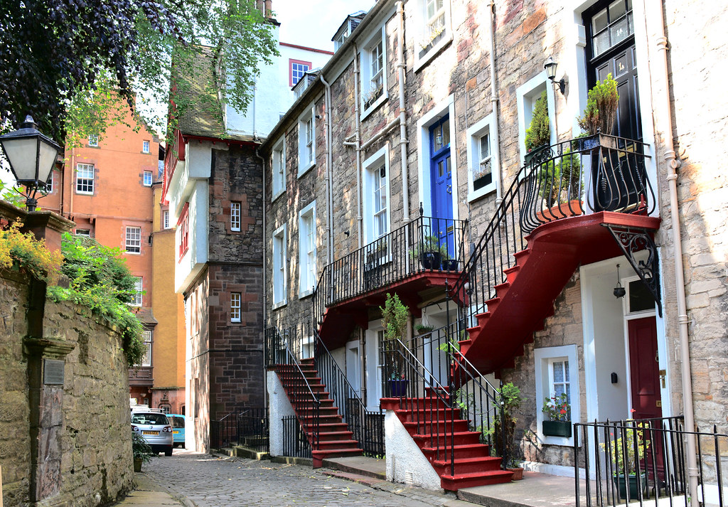 Ramsay Garden, Edinburgh This small houses is located very… Flickr