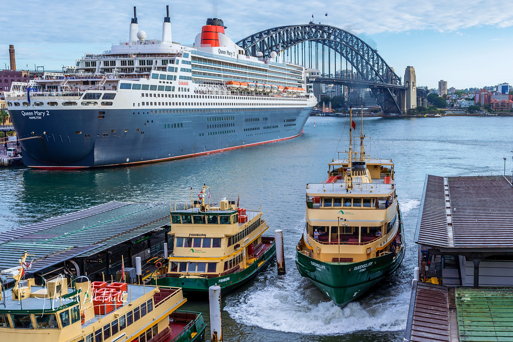 Queen Mary2 Manly ferry Queenscliff arrives with the Queen… Flickr
