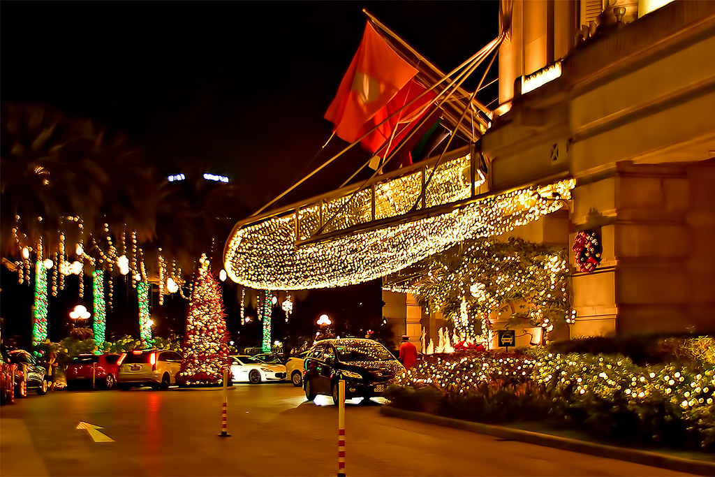 The Fullerton Hotel Xmas tree and decorations lightedup a… Flickr