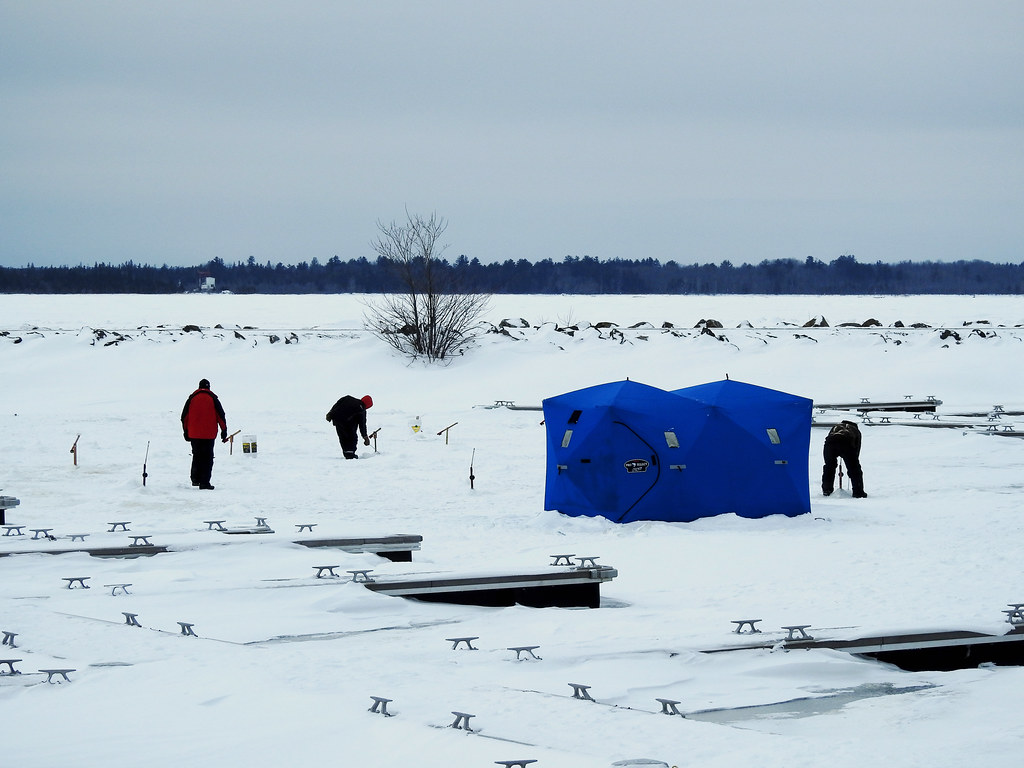 Ice fishing on the Ottawa River in Aylmer (Gatineau), Queb… Flickr