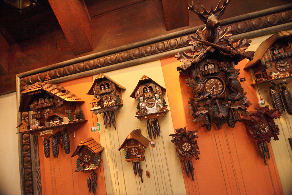 Cuckoo Clocks Cuckoo clocks in Volkskunst shop in Germany … Flickr