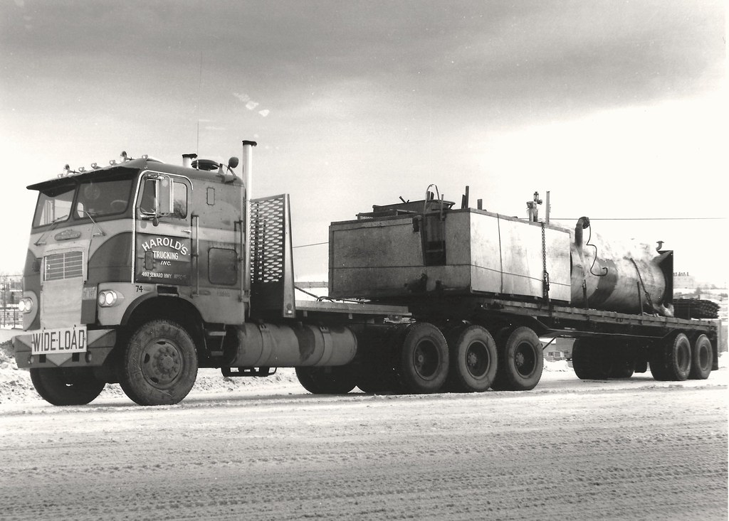Freightliner Harold's Trucking 74 Big Alaska hauler with… Flickr