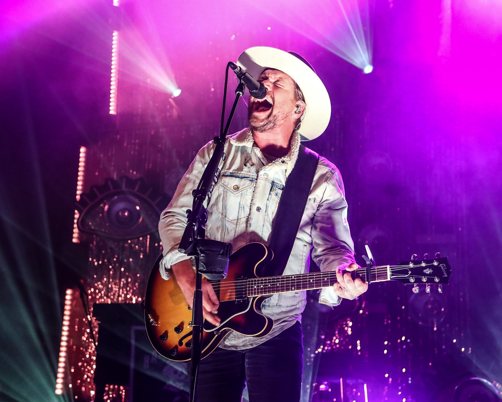 2017_NEEDTOBREATHE39 "Bear" Rinehart, lead vocalist of NE… Flickr