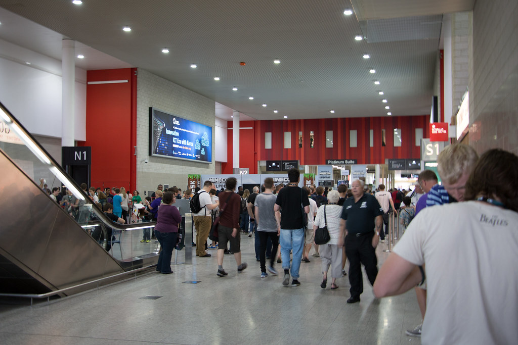 IMG_0206 This place is absolutely swarming with people; 10… Flickr