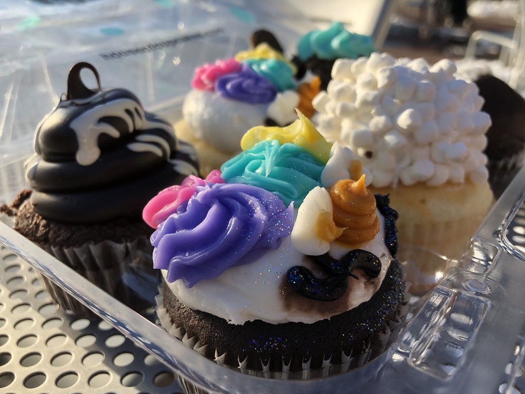 6 / Half Dozen Cupcakes from House of Cupcakes (1). a photo on Flickriver