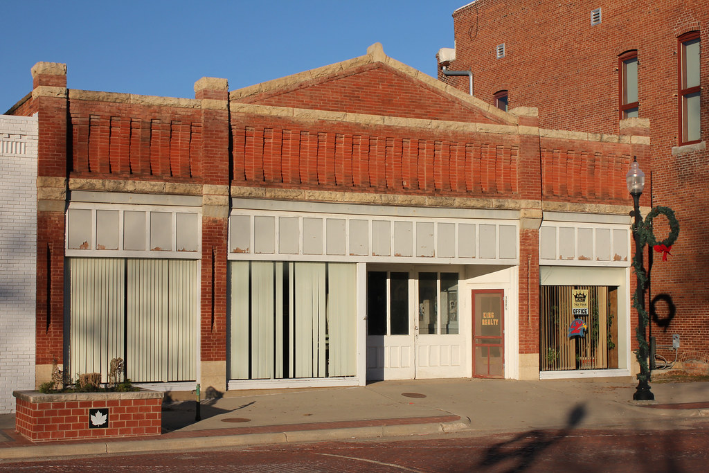 Adams Auto Agency Building Hiawatha, KS Constructed in 1… Flickr