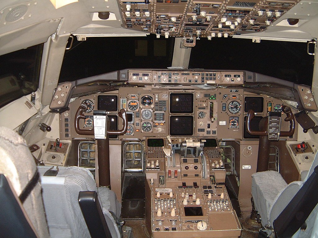 Boeing 757 Cockpit