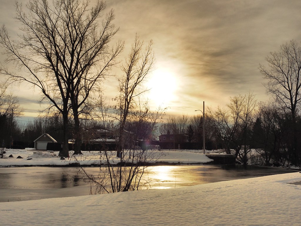 Sur le bord de la rivière un dimanche. Acton Vale, Québec,… Flickr