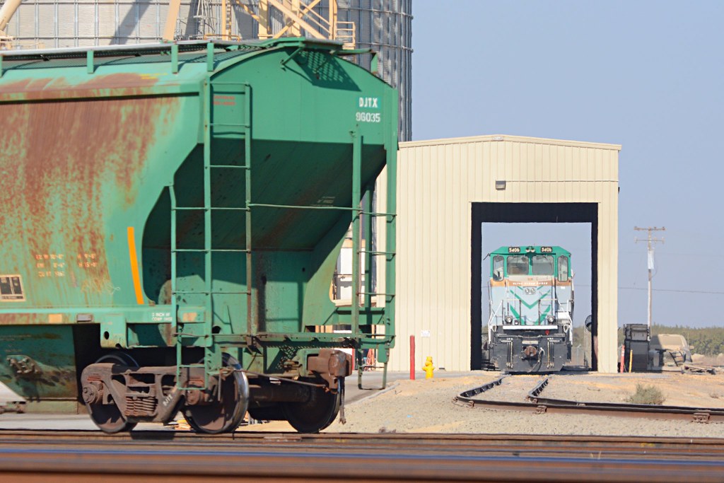 Traver, California RPRX No.5406 awaits the next call to du… Flickr