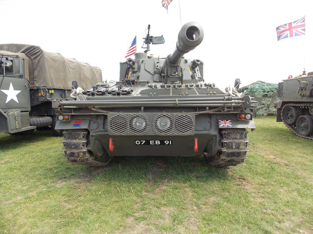BRITISH MILITARY ABBOTT 105mm SELFPROPELLED GUN AT DAMYNS… Flickr