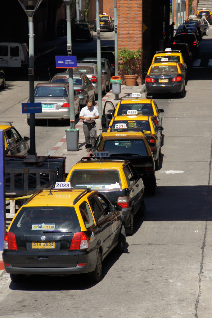20110319 (01) Uruguay Montevideo Taxis vor dem Buste… Flickr